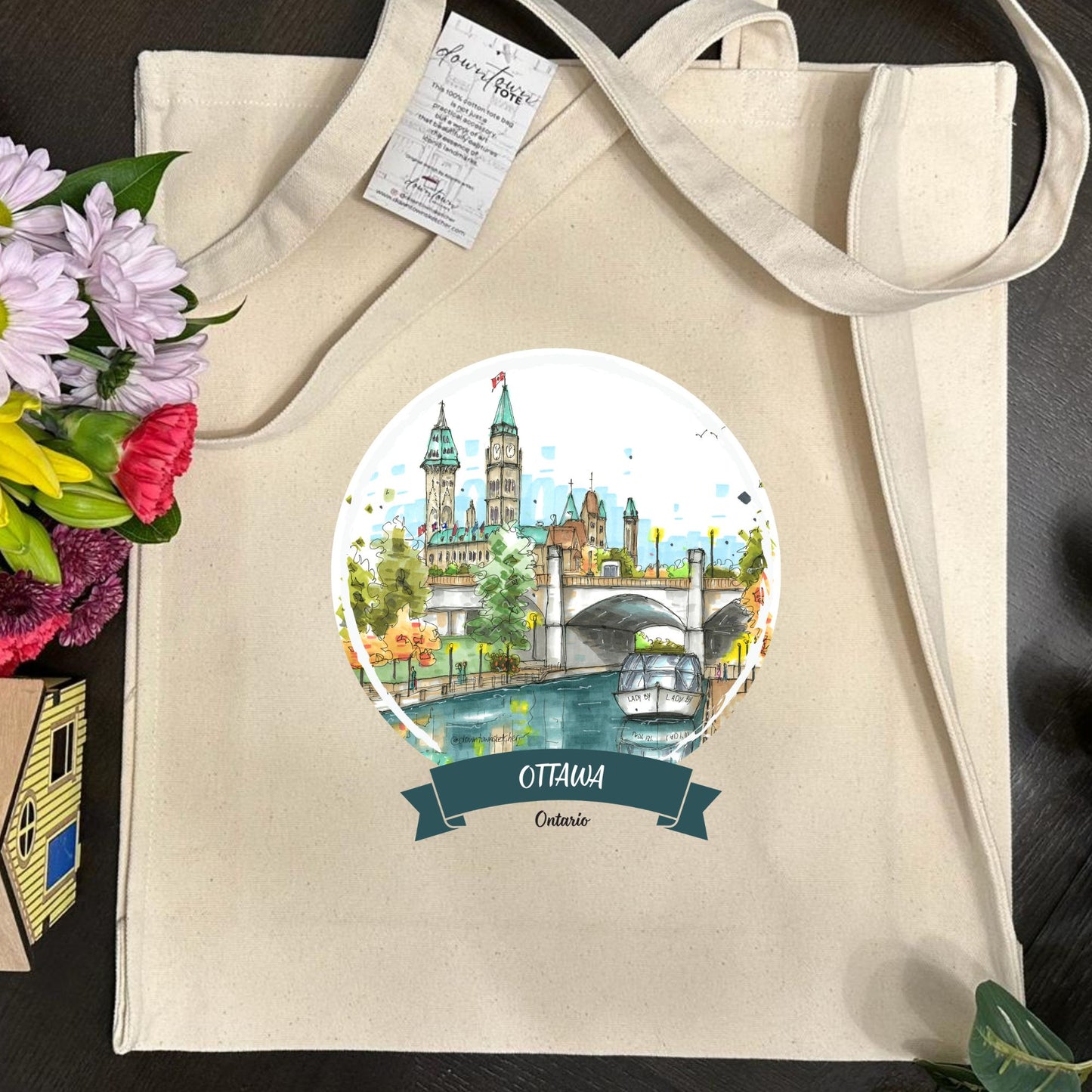 Rideau canal and the Parliament building, Ottawa - Downtown Tote Tall