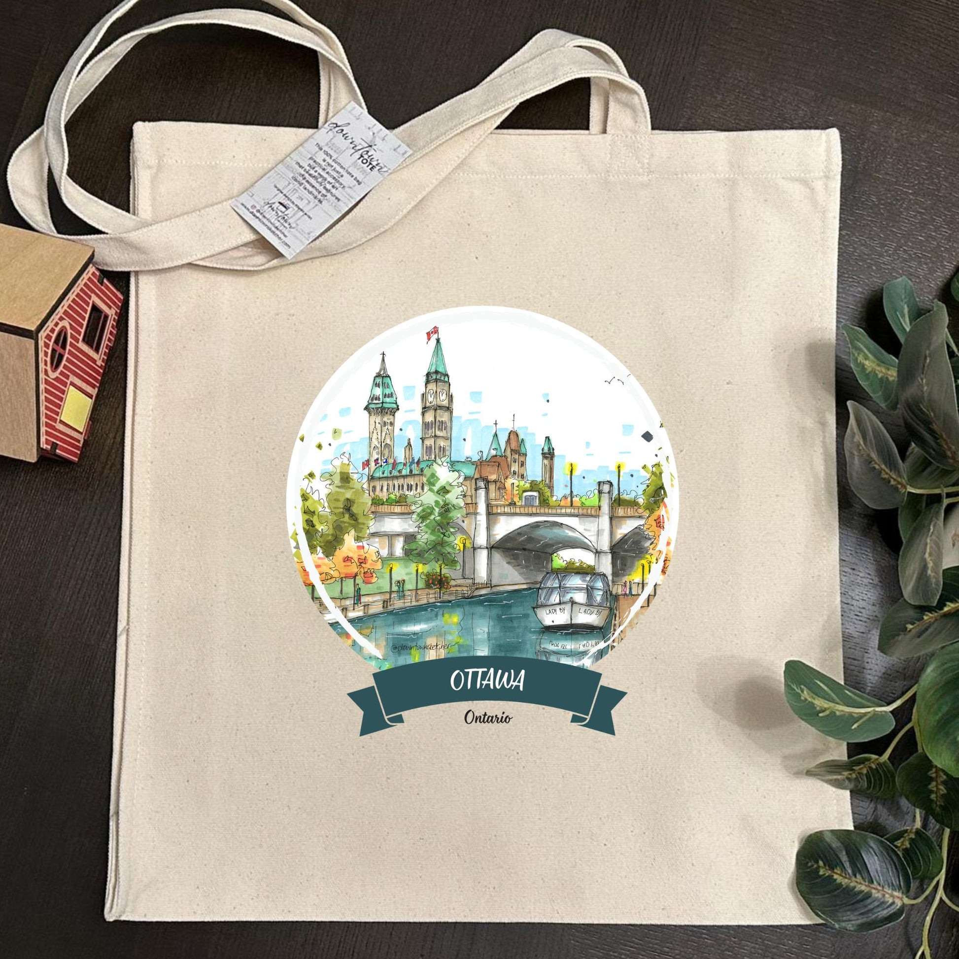 Rideau canal and the Parliament building, Ottawa - Downtown Tote Tall